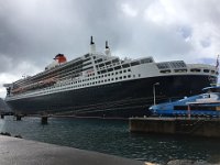 Die "Queen Mary II" im Hafen von Rosseau Dominica